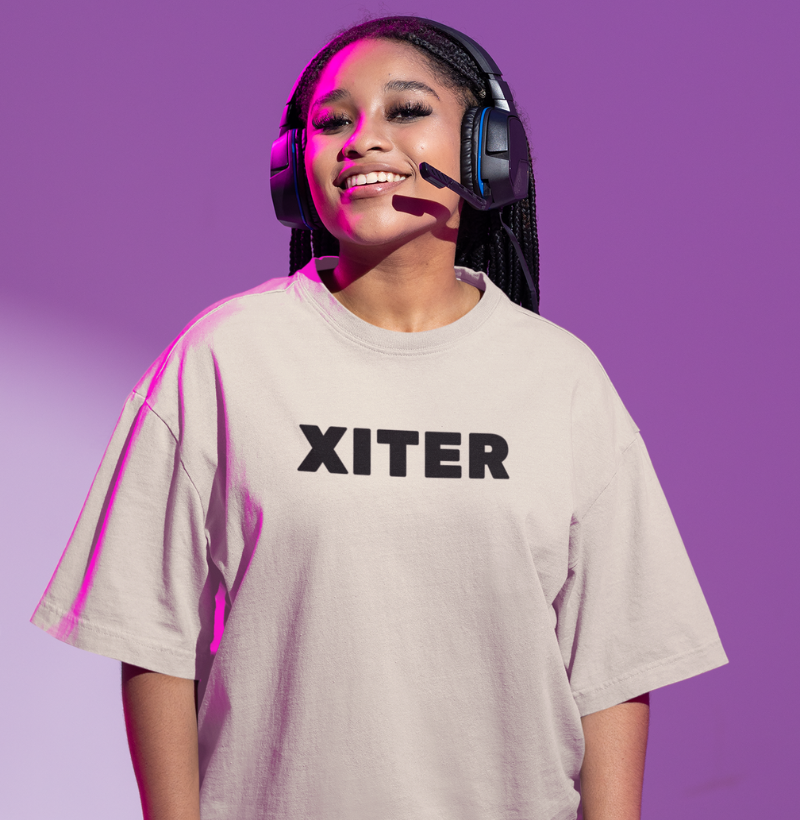 Moça usando camiseta branca Xiter oversized